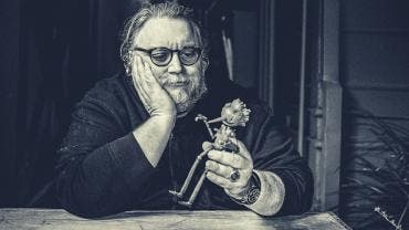 El director de cine mexicano Guillermo del Toro sosteniendo una marioneta de Pinocho.