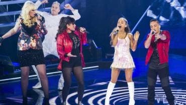 Ariana Grande canta con los concursantes Emmaly Brown, Daisy van Lingen y Eloy Smit en el programa 'La Voz Holanda'.