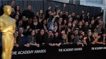 Personas saludan a las celebridades a la llegada para la ceremonia de entrega de los premios Oscar en Hollywood, California.