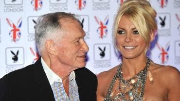 Hugh Hefner, el editor en jefe de la revista 'Playboy', con su esposa, Crystal Harris.