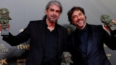 Fernando León de Aranoa y Javier Bardem posan con sus Goya.