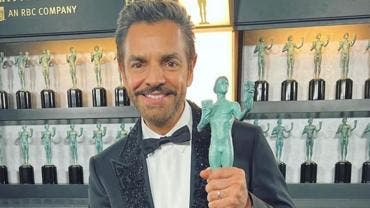 Eugenio Derbez con su premio SAG.