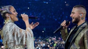 Jennifer Lopez como Kat Valdez y Maluma como Bastian durante una escena de la película 'Marry Me'. 