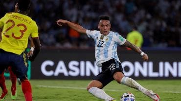 Argentina hunde a Colombia y mantiene racha de 29 partidos sin derrota
