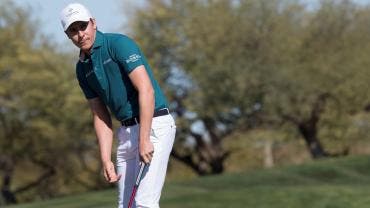 Masiva lluvia de botes y vasos de cerveza tras un 'hoyo en uno' de Carlos Ortiz