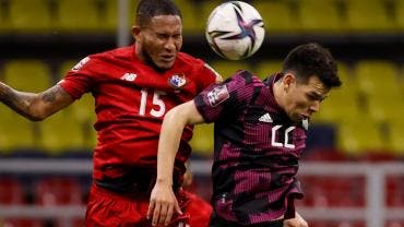 Hirving Lozano sufre una luxación del hombro derecho en partido ante Panamá