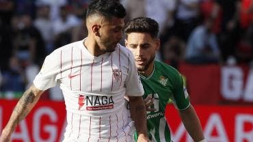 ‘Tecatito’ Corona brilla en el derbi y Sevilla frena en seco al Betis 