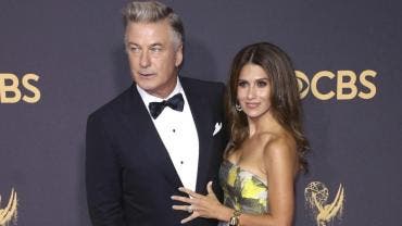 El actor estadounidense Alec Baldwin posa con su esposa Hilaria Baldwin.