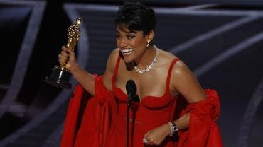 Ariana DeBose posa en la alfombra roja a su llegada a la entrega de los Premios Oscar, en el Teatro Dolby de Los Ángeles, California.