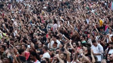 Asistentes disfrutan del Festival Lollapalooza, hoy en el autódromo Interlagos de Sao Paulo, Brasil).