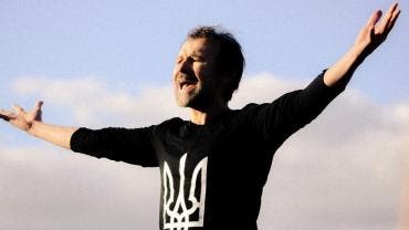 Svyatoslav Vakarchuk, líder de la banda de rock ucraniana Okean Elzy, activista y exdiputado, ha anunciado esta semana su incorporación a las Fuerzas Armadas de Ucrania.