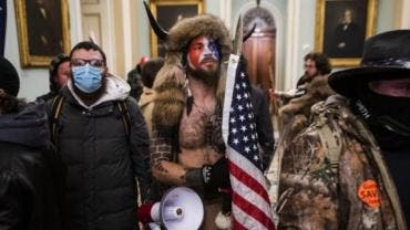 Un grupo de seguidores del entonces presidente de Estados Unidos, Donald Trump, al irrumpir de forma violenta y vandalizar varias zonas del Capitolio de los Estados Unidos, en Washington.