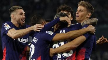 Atlético doblega a Betis y Herrera gana duelo a Guardado, que sale lesionado