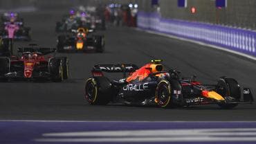 Checo pierde el podio por desafortunada parada a pits y choque de Latifi