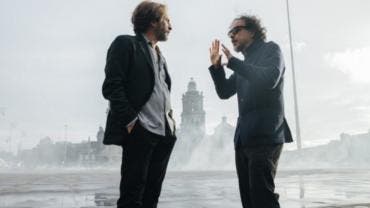 El actor Daniel Giménez Cacho con el director Alejandro González Iñárritu, en una escena de 'Bardo' filmada en el Zócalo de la Ciudad de México.
