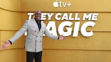El exjugador de baloncesto Magic Johnson posa a su llegada al preestreno de su documental 'They Call Me Magic', el 14 de abril en Los Ángeles, California. 