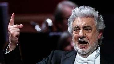El cantante Placido Domingo canta durante un concierto hoy en el Teatro Colón de la ciudad de Buenos Aires, Argentina.