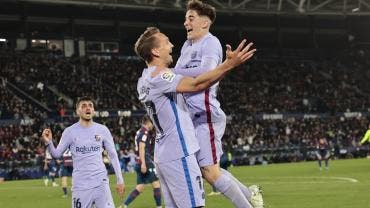 Barcelona vence a Levante con gol agónico de Luuk de Jong y sigue enrachado