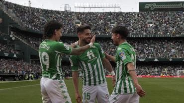 Betis golea a Osasuna y persigue a Barcelona por un lugar en la Champions