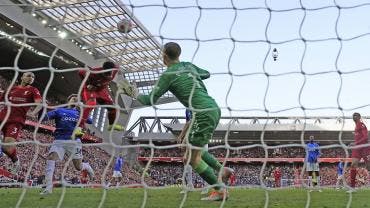 Liverpool conquista el derbi de Merseyside y sigue en la batalla por la Premier