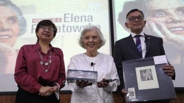 La secretaria general Norma Rondero,  y el rector de la Universidad Autónoma Metopolitana, José Antonio de los Reyes, entregan hoy un reconocimiento a la periodista y escritora mexicana Elena Poniatowska.