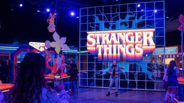 Una mujer posa para una foto en la sala de mezclas tras participar en Stranger Things: The Experience at the Duggal Greenhouse, en Brooklyn Navy Yard, Nueva York.