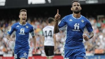 Betis golea a Valencia en un final demoledor que le afianza en Europa