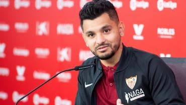 'Tecatito' Corona detecta ansiedad en Sevilla por asegurar pase a la Champions