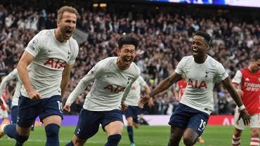 Tottenham gana a Arsenal derbi del norte de Londres con doblete de Harry Kane