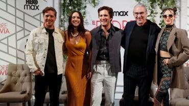 El director Gaz Alazraki con los actores Adria Arjona, Diego Boneta, Pedro Damián y Macarena Achaga posan durante una rueda de prensa con motivo de la película 'El padre de la novia'.