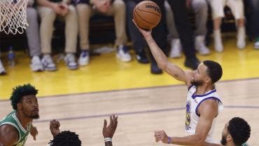 Los Warriors ganan el segundo partido e igualan las Finales ante los Celtics.