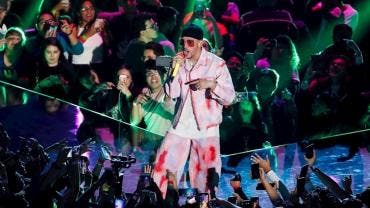 Bad Bunny transmitirá presentación en Puerto Rico en 13 lugares de la isla.