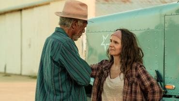 Morgan Freeman y Juliette Binoche durante una escena de la película 'Paradise Highway', que se estrena en Estados Unidos el 29 de julio. 