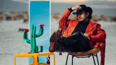 Mika Elis: Despedido del software y empleado en el synth pop.