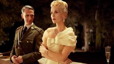 Natalia Oreiro, como Eva Perón, y Ernesto Alterio, como el teniente coronel Carlos Eugenio de Moori Koenig, durante una escena de la telenovela 'Santa Evita'.