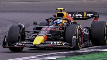 Checo Pérez rescata el segundo lugar en un alocado Gran Premio de Silverstone