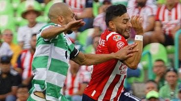 Guadalajara rompe racha sin gol y empata en casa del Santos Laguna