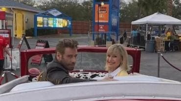 Subastan uno de los autos de 'Vaselina' firmado por Olivia Newton-John