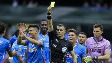 Cruz Azul cae ante Toluca con polémico penal en una fiesta del VAR en el Azteca
