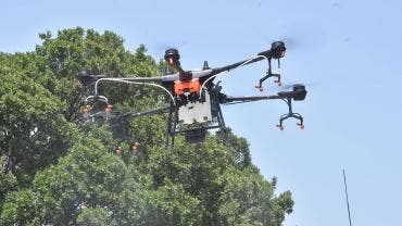 Alerta a padres de familia 'acoso' de drones sobre escuela en Iztapalapa
