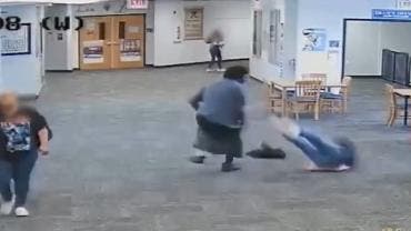 Alumno golpea Maestra