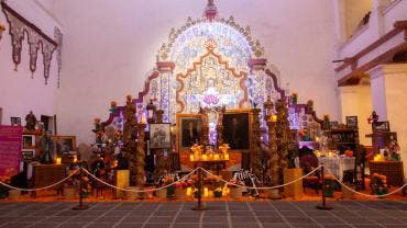 Ofrendas monumentales del Día de Muertos en los Barrios de San Ángel, San Ángel Inn y Tlacopac, CDMX, con decoración tradicional y actividades culturales.