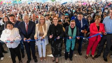 Angélica Moya corta listón