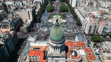 Miles de argentinos protestan contra Milei