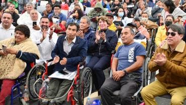 Delfina Gómez con discapacitados