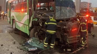 Camión de transporte público con daños de impacto contra pipa