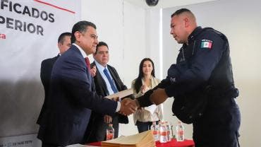 Constancias a policías en Tlalnepantla