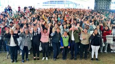 Delfina Gómez entrega tarjetas del Bienestar