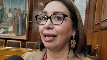  Azucena Cisneros