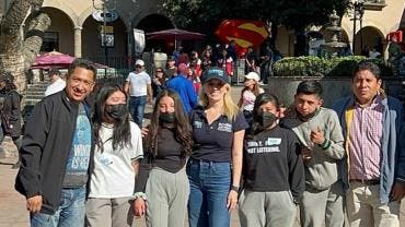 Romina Contreras con niños en Six Flags